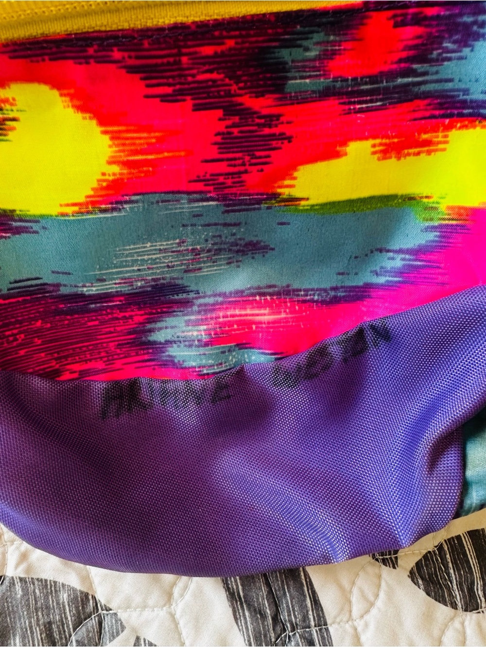 LA GEAR 90’s Neon Multi-Color Fanny Pack with Yellow Zipper - Picture 6 of 7